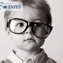 Niña en examen visual