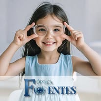 Joven usando computadora